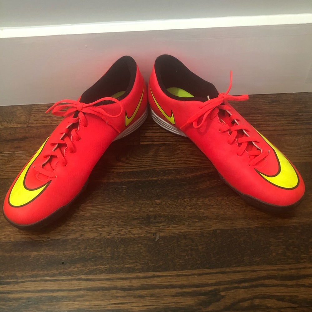 Nike men’s indoor soccer shoes